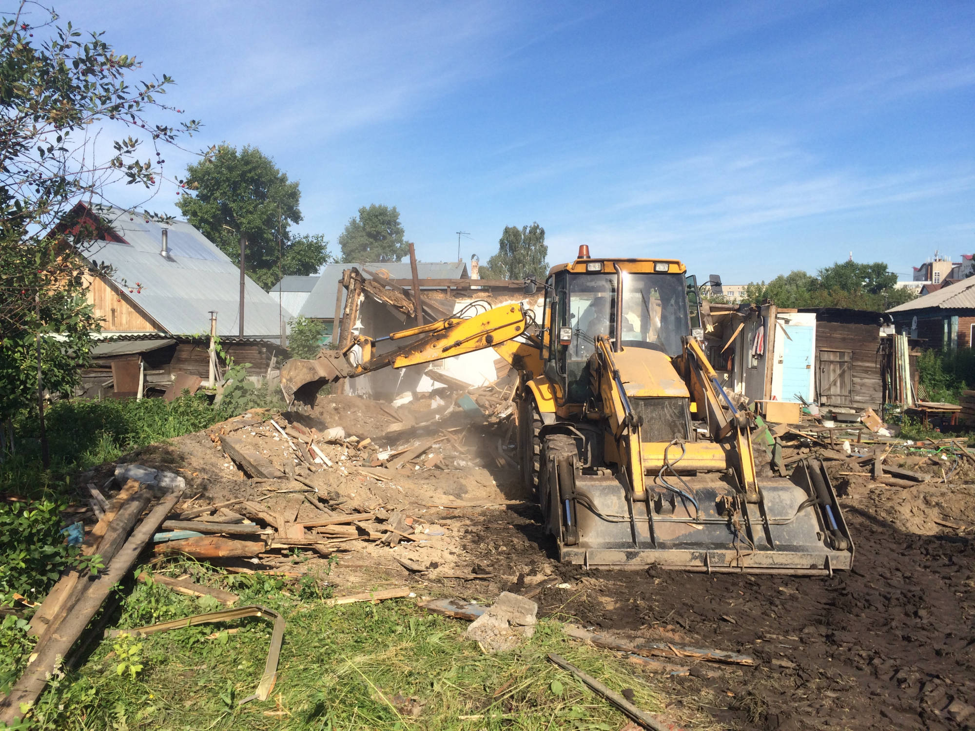 Демонтаж дома с вывозом строительного мусора в Нижнем Тагиле